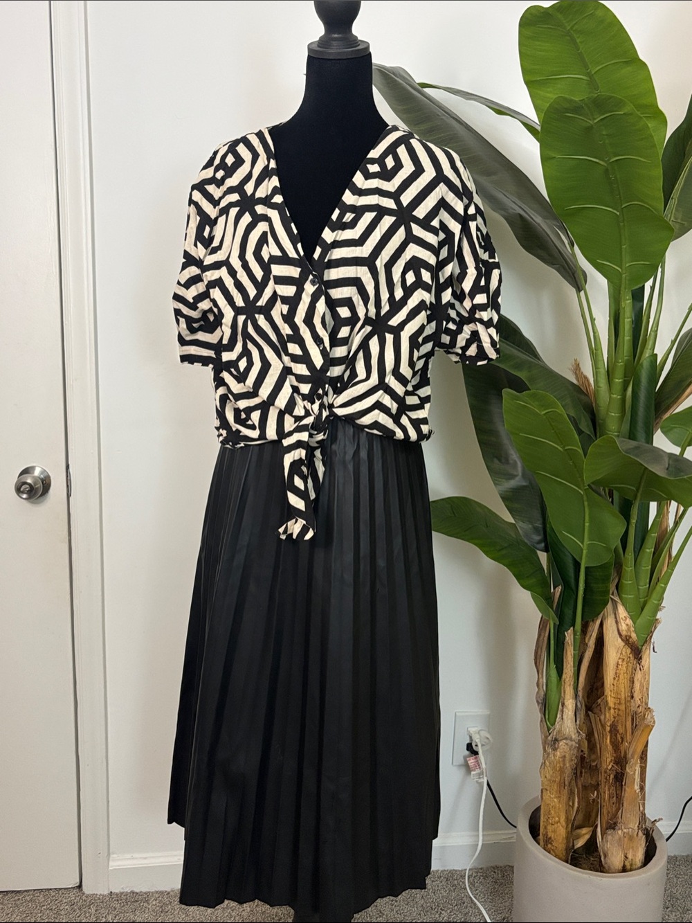 FULL OUTFIT: Black & White Geometric Tie-Front Top & Black Leather Pleated Skirt